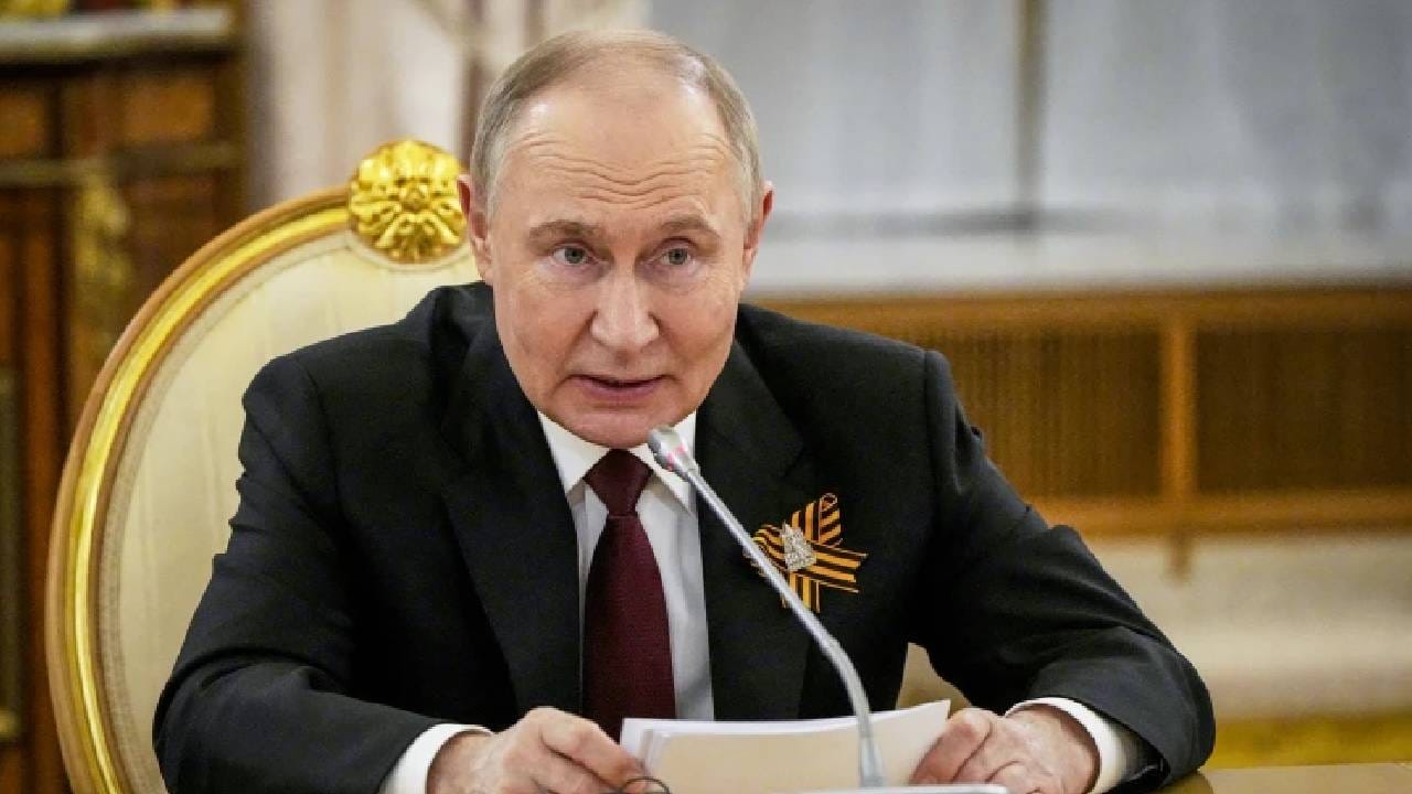 इराण आणि अमेरिका यांच्यात दोन आठवड्यांकरिता युद्धबंदीची घोषणा करण्यात आली. मात्र, यादरम्यान मोठ्या घडामोडी घडताना दिसत आहेत. रशियाचे राष्ट्राध्यक्ष व्लादिमीर पुतिन यांनी अत्यंत मोठा निर्णय घेतला. 