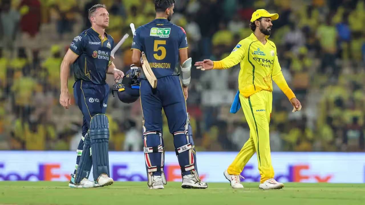 सर्वात संथ अर्धशतकी खेळीचा विक्रम पार्थिव पटेलच्या नावावर असून त्याने 2010 मध्ये 53 चेंडूत अर्धशतक ठोकलं होतं. त्यानंतर मॅथ्यू हेडनने 2009 मध्ये 51 चेंडूत, मुरली विजयने 2013 मध्ये दोनदा 49 चेंडूत अर्धशतक ठोकलं होतं. तर स्मिथने 2014 मध्ये 49 चेंडूत अर्धशतक पूर्ण केलं. आता ऋतुराज गायकवाड या यादीत बसला आहे. त्याने 49 चेंडूत अर्धशतकी खेळी केली. (Photo: IPL/BCCI)