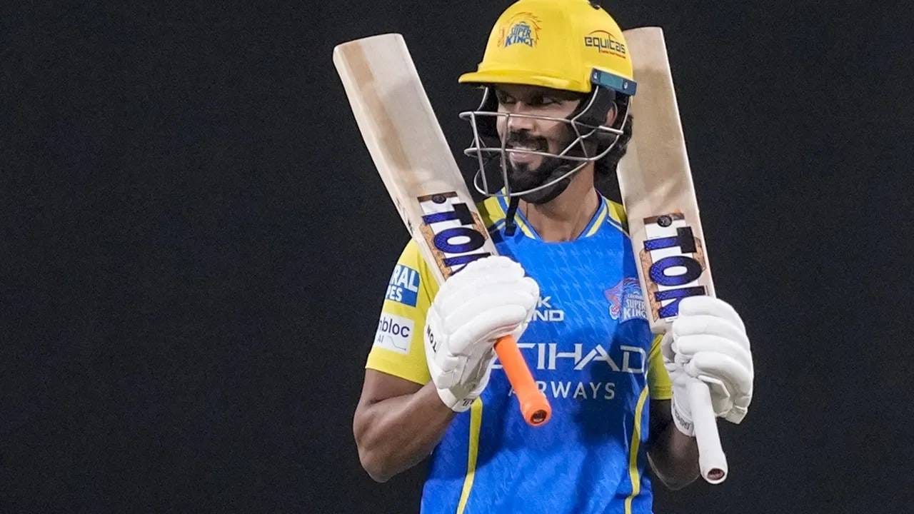 Mumbai Indians vs Chennai Super Kings: चेन्नई सुपर किंग्सचा कर्णधार ऋतुराज गायकवाडने नाणेफेकीचा कौल गमावला आणि प्रथम फलंदाजी वाटेला आली. मुंबईच्या वानखेडे स्टेडियमवर सामना असल्याने ऋतुराज गायकवाडकडून अपेक्षा होत्या. मात्र त्याने अपेक्षाभंग केला. फक्त 22 धावा केल्या आणि बाद झाला. (Photo: IPL)