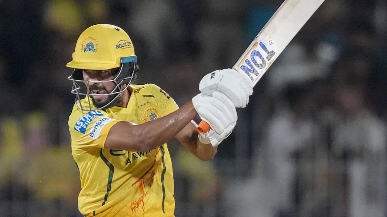 ऋतुराज गायकवाडने आतापर्यंतच्या सामन्यात 6, 28, 7, 15, 7, 19, 22 धावा केल्या आहेत. ऋतुराज गायकवाडला काही सामन्यात चांगली सुरुवात मिळाली मात्र त्याचं रुपांतर मोठ्या धावसंख्येत करण्यात अपयश आलं. विकेट झटपट पडल्याने संघावर दबावही वाढला. (Photo: IPL)