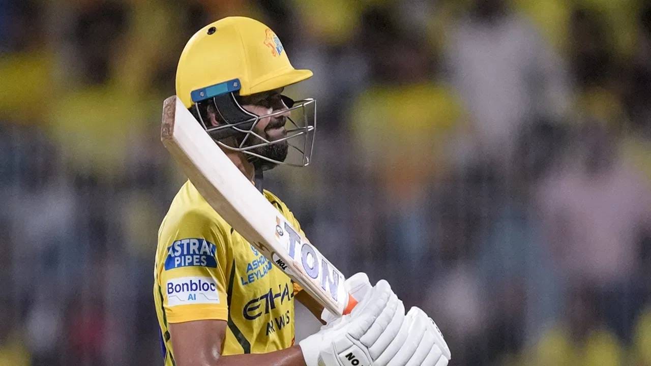 ऋतुराज गायकवाडची कामगिरी पाहता चेन्नई सुपर किंग्सला मोठा फटका बसला आहे. ऋतुराज गायकवाड कर्णधार नसता तर त्याला कधीच प्लेइंग 11 च्या बाहेर काढलं असतं. पण कर्णधार असल्याने तसं करता येत नाही. त्यामुळे सीएसकेची अडचण झाली आहे. (Photo: IPL)