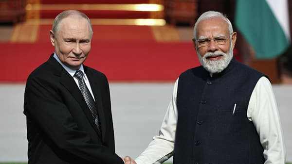 भारतासाठी अत्यंत आनंदाची बातमी आहे. पाकिस्तानचा ऑपरेशन सिंदूरमध्ये घाम फोडलेले S-400 क्षेपणास्त्राबाबत ही बातमी आहे. रशियातून भारतासाठी आनंदाची ही बातमी आहे.
