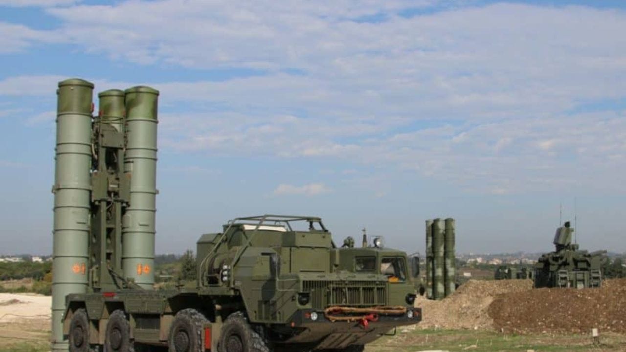  पाकिस्तानने गुजरात आणि पंजाबमध्ये तैनात असलेल्या S-400 सिस्टमला टार्गेट बनवण्याचा प्रयत्न केला होता. मात्र, त्यांना फक्त निराशाच मिळाली. S-400 सिस्टम आता पुन्हा भारतात दाखल होत आहे.