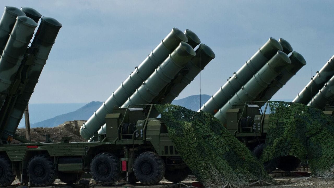 रशियाने नुकताच चाैथे S-400 क्षेपणास्त्र भारताकडे रवाना केले आहे. मे मध्ये हे भारतीय बंदरावर पोहोचले. S-400 ने ऑपरेशन सिंदूरदरम्यान धमाकेदार कामगिरी केली होती.