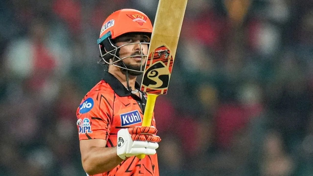 अंगकृषनंतर या यादीत दुसऱ्या स्थानी हैदराबादचा कर्णधार इशान किशन विराजमान आहे. इशानला केकेआर विरुद्ध मोठी खेळी करुन ऑरेंद कॅपसाठी दावा ठोकण्याची संधी होती. मात्र इशान यात अपयशी ठरला. इशानच्या नावावर आता 2 सामन्यानंतर 83 धावा आहेत. (Photo Credit: PTI)