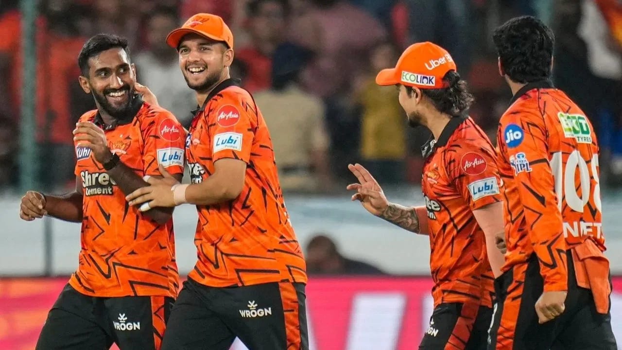 हैदराबादने 20 व्यांदा पहिले बॅटिंग करुन 200 पेक्षा अधिक धावा करुन विजय मिळवला. हैदराबाद अशी कामगिरी करणारी तिसरी टीम ठरली.  (Photo Credit: PTI)