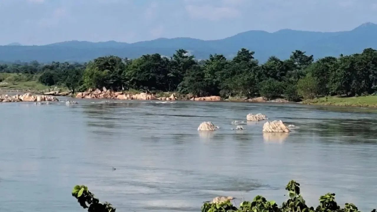 सोने देणाऱ्या या नदीचे नाव सुवर्णरेखा आहे. कारण या नदीच्या पाण्यातील वाळूत सोन्याचे कण सापडतात. ही नदी भारताच्या पूर्वेतून वाहते. या नदीचा उगम झारखंडच्या छोटा नागपूर येथून झाला आहे.