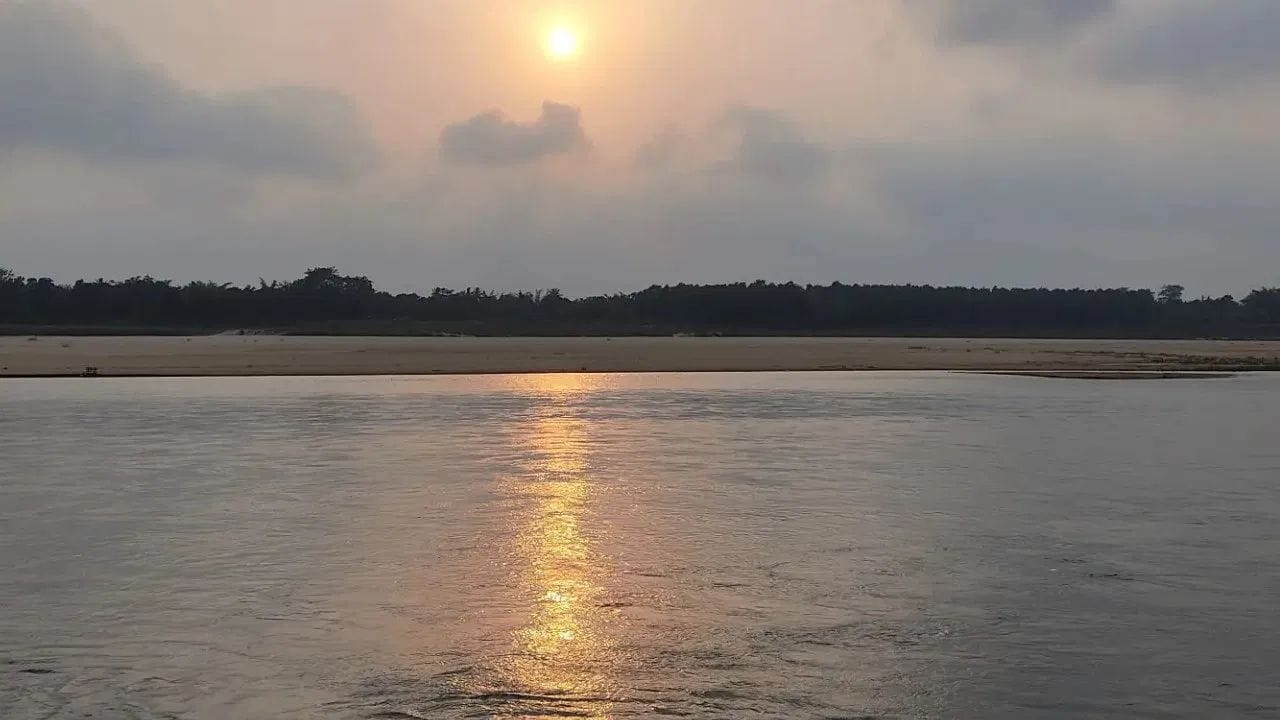 या नदीचा उगम झारखंडमध्ये झाला. ही नदी पश्चिम बंगाल आणि ओडिशातून वाहत बंगालच्या खाडीला मिळते. ही नदी ज्या क्षेत्रातून येते तेथील खनिज संपत्ती घेऊन ती वाहते. त्यामुळे भौगोलिक दृष्ट्या ही नदी पूर्व भारतातील महत्वाची म्हटले जाते. 