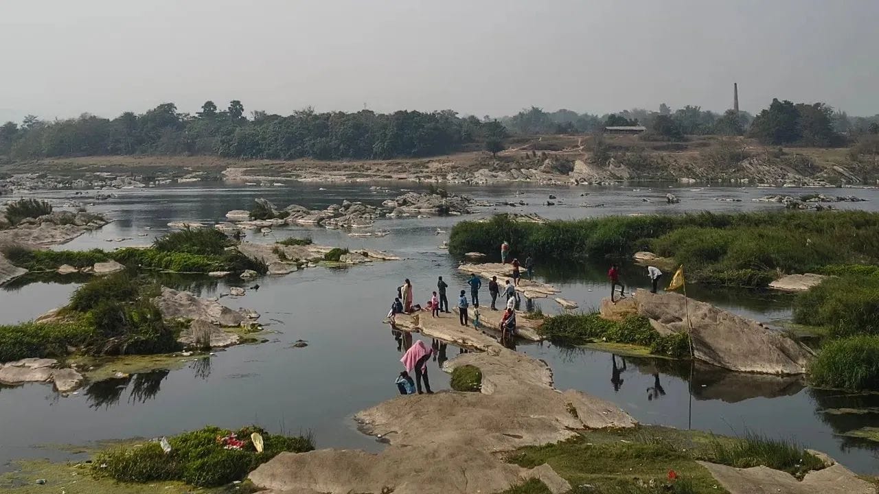 सुवर्ण रेखा नदीच्या रेतीत सोन्याचे छोटे-छोटे कण आढळत होते. स्थानिक लोक यांना एकत्र करायचे आजूबाजूच्या सोन्याच्या भंडारामुळे याला प्रसिद्धी दिली. या दोन शब्दांमुळे मिळून सुवर्ण आणि रेखा बनली. हे नाव सोन्याचे उत्खनन आणि या ऐतिहासिक संबंध मजबूत करते. 