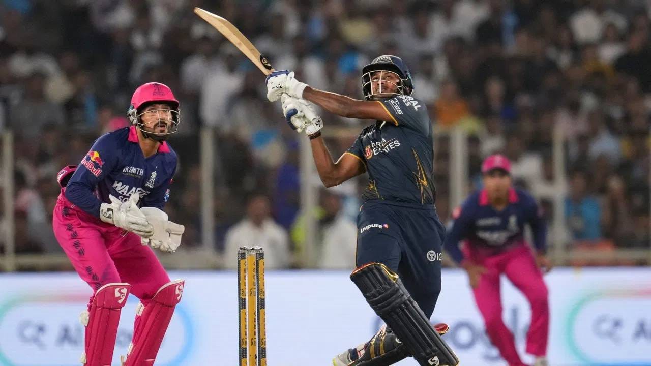 साई सुदर्शनने 73 धावांची खेळी करताना एक मोठा विक्रम आपल्या नावावर केला आहे. त्याने सलामीवीर म्हणून आयपीएलमध्ये 100 धावा पूर्ण केल्या आहेत. आयपीएलमध्ये ओपनर म्हणून सर्वात कमी डावात 1000 धावांचा पल्ला गाठला आहे. (PHOTO CREDIT- PTI)