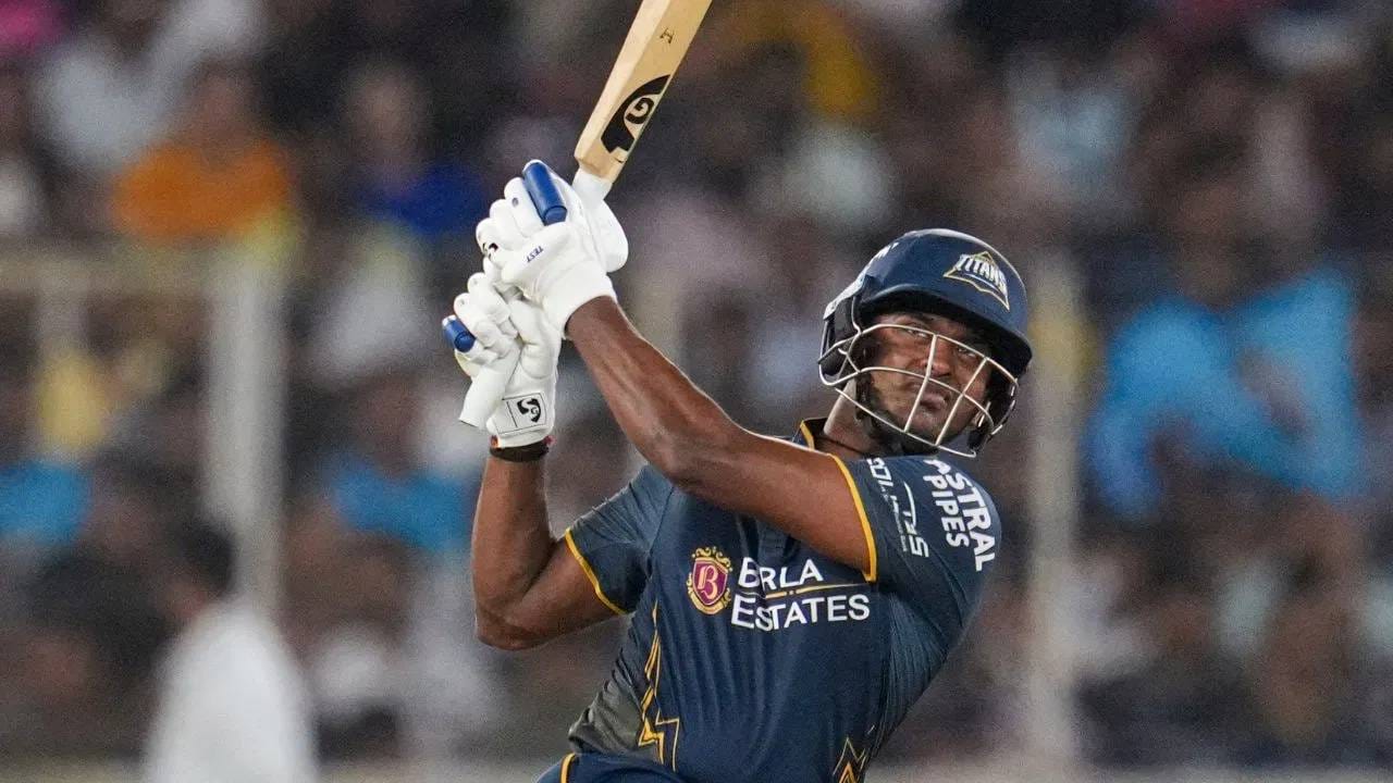 राजस्थान रॉयल्सने विजयासाठी 211 धावांचं लक्ष्य ठेवलं होतं. या धावांचा पाठलाग करताना साई सुदर्शनने 44 चेंडूत 73 धावांची खेळी केली. त्याने या खेळीत 9 चौकार आणि 3 षटकार मारले. त्याचा स्ट्राईक रेट हा 165.90 चा होता. (PHOTO CREDIT- PTI)