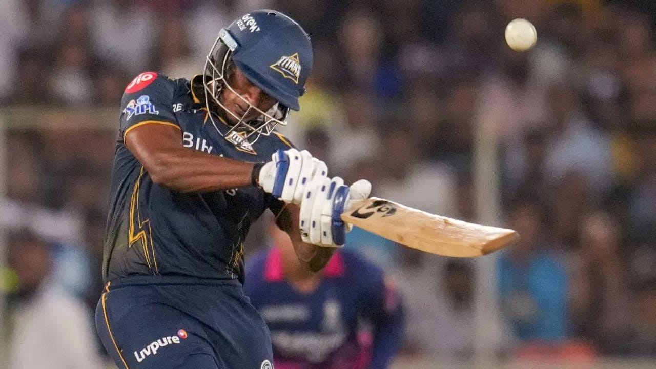 आयपीएल 2026 स्पर्धेत राजस्थान रॉयल्सविरुद्धच्या सामन्यात साई सुदर्शनने जबरदस्त खेळी केली. दुखापतीमुळे शुबमन गिल या सामन्यात खेळला नाही. पण त्याची उणीव साई सुदर्शनने कुठेच भासू दिली नाही. त्याने धावांचा पाठलाग करताना वेगाने धावा केल्या. (PHOTO CREDIT- PTI)