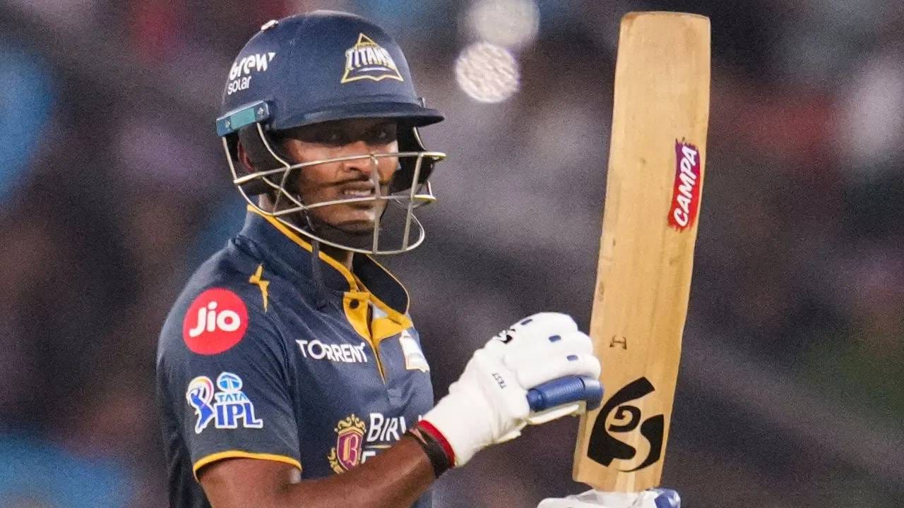 साई सुदर्शनने आयपीएल स्पर्धेतील तिसरं शतक ठोकलं आहे. आयपीएल 2024 पासून त्याने प्रत्येक पर्वात शतकाची नोंद केली आहे. तसेच आयपीएल स्पर्धेत कमी डावात 2000 धावा करण्याचा विक्रम रचला आहे. (PHOTO CREDIT- PTI)