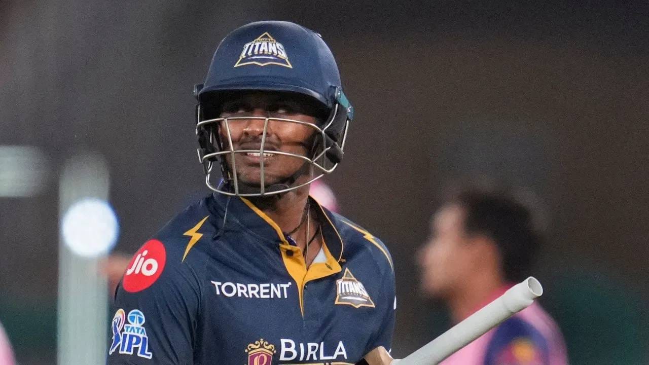 साई सुदर्शनने शुबमन गिलच्या गैरहजेरीत संघाला चांगली सुरूवात करून दिली. त्याने पहिल्या विकेटसाठी 78 धावांची भागीदारी केली. त्यामुळे राजस्थान रॉयल्सचे गोलंदाज पुरते हतबल झाले होते. (PHOTO CREDIT- PTI)