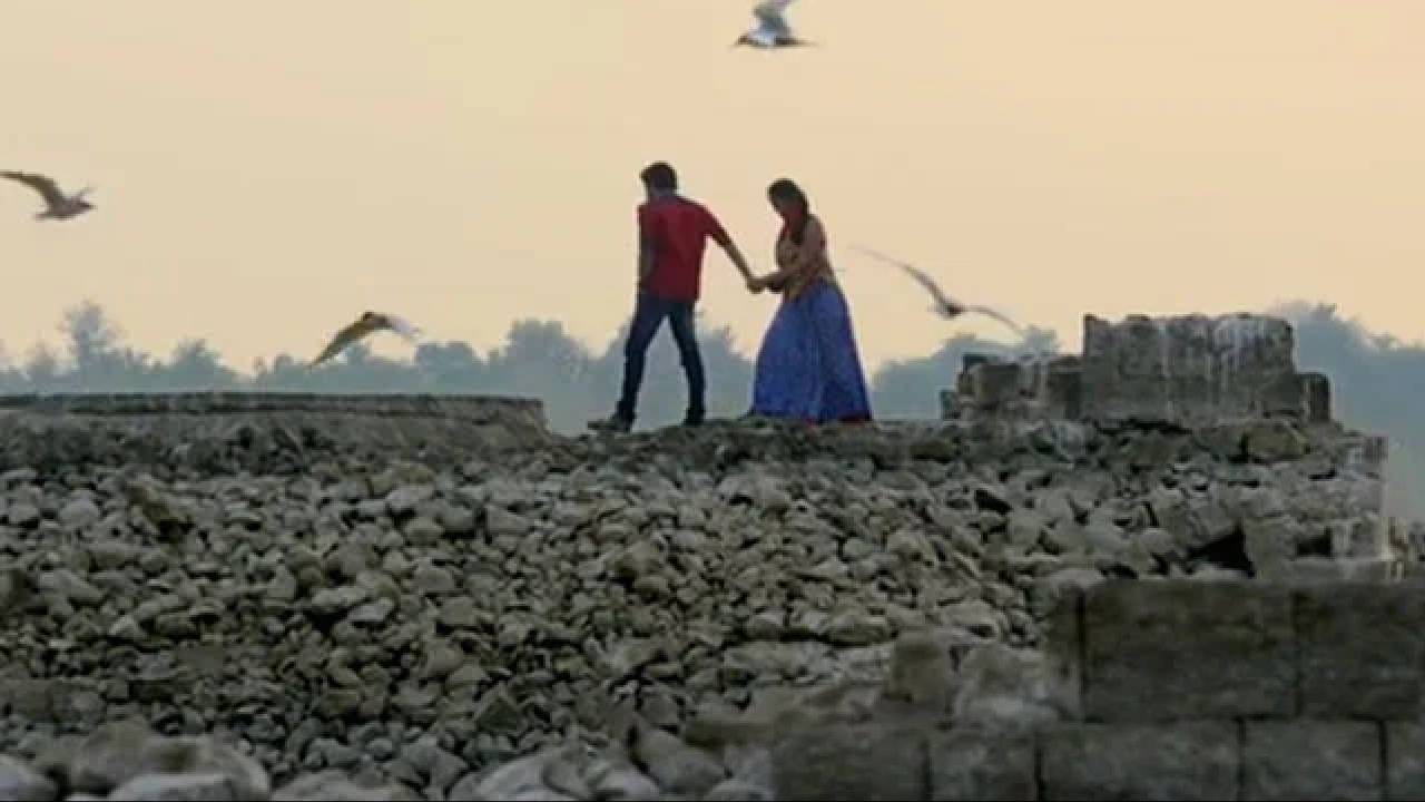 Low Budget Hit Film : एखादी मोठी अभिनेत्री किंवा अभिनेता नसतानाही, एखाद्या चित्रपटाने आपल्या बजेटच्या 25 पट कमाई करणं हे खरंतर दुर्मिळ आहे. तुम्हाला ऐकून आश्चर्य वाटेल, पण 10 वर्षांपूर्वी रिलीज झालेला एक चित्रपट असा आहे,  ज्याने एका गोड प्रेमकथा आणि जातीयवादावर आधारित कथानकासह, रेकॉर्डतोड कामगिरी करत मोठा पडदा गाजवला. हा चित्रपट म्हणजे 'सैराट'. 2016 साली आलेल्या या चित्रपटाला नुकतीच 10 वर्ष पूर्ण झाली आणि अजूनही तो चित्रपट प्रेक्षकांच्या हृदयात स्थान टिकवून आहे. (Photos : Social Media) 