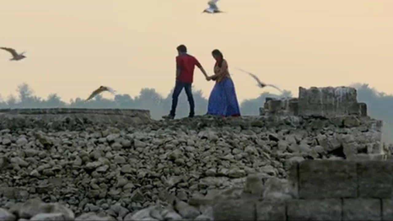 Low Budget Hit Film : एखादी मोठी अभिनेत्री किंवा अभिनेता नसतानाही, एखाद्या चित्रपटाने आपल्या बजेटच्या 25 पट कमाई करणं हे खरंतर दुर्मिळ आहे. तुम्हाला ऐकून आश्चर्य वाटेल, पण 10 वर्षांपूर्वी रिलीज झालेला एक चित्रपट असा आहे, ज्याने एका गोड प्रेमकथा आणि जातीयवादावर आधारित कथानकासह, रेकॉर्डतोड कामगिरी करत मोठा पडदा गाजवला. हा चित्रपट म्हणजे 'सैराट'. 2016 साली आलेल्या या चित्रपटाला नुकतीच 10 वर्ष पूर्ण झाली आणि अजूनही तो चित्रपट प्रेक्षकांच्या हृदयात स्थान टिकवून आहे. (Photos : Social Media)