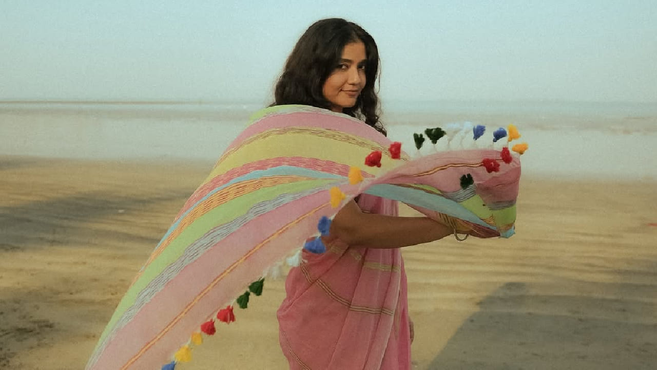 सायनीने वयाच्या केवळ 7व्या वर्षी अभिनयाला सुरुवात केली होती. तिला पहिल्या कामासाठी फक्त 300 रुपये मिळाले होते. मात्र तिच्यात काम करण्याची जिद्द सुरुवातीपासूनच होती. आज सायनी राज एक सक्रिय लेखिका आणि कवयित्री म्हणून स्वतःची ओळख निर्माण करत आहे. 