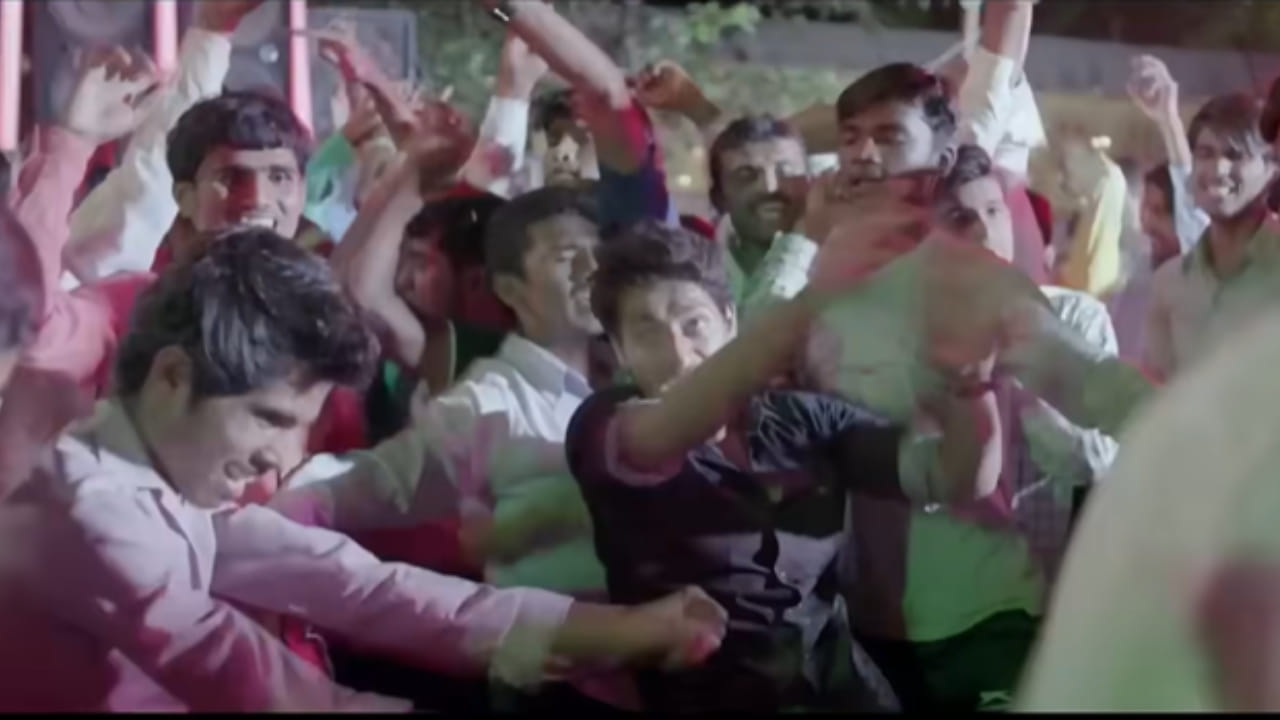 या चित्रपटातून रिंकू राजगुरू (आर्ची) आणि आकाश ठोसर (परश्या) यांनी पदार्पण केलं. पूर्णपणे नव्या चेहऱ्यांनी केलेला नैसर्गिक अभिनय आणि त्यांच्यातील केमिस्ट्रीमुळे कथा अधिक वास्तवदर्शी वाटली. प्रेक्षकांनी त्यांना अक्षरशः डोक्यावर घेतलं. सैराटला 10 वर्षे पूर्ण झाली असली तरी त्याची लोकप्रियता कमी झालेली नाही. 