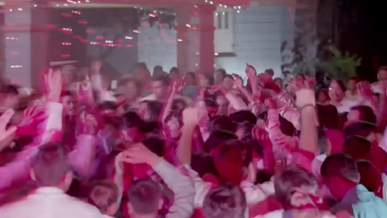 आजही हे गाणं वाजताच प्रत्येक व्यक्ती हरवून जातो. या गाण्याचं संगीत हे अजय-अतुल यांनी दिलं असून ते 10 वर्षांपूर्वी ब्लॉकबस्टर ठरलं होतं. चित्रपटाने केली होती प्रचंड कमाई. ते गाणं म्हणजे 'सैराट' चित्रपटातील झिंगाट गाणं.