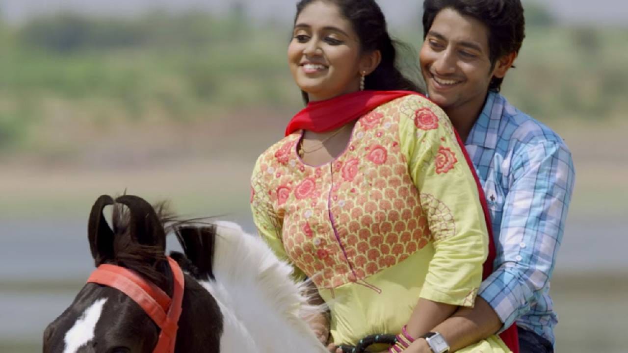 या चित्रपटातील भूमिकेसाठी रिंकू राजगुरूला राष्ट्रीय चित्रपट पुरस्कारांमध्ये विशेष उल्लेख मिळाला, तर या चित्रपटाने 2017 च्या फिल्मफेअर मराठी पुरस्कारांमध्ये एकूण 11 पुरस्कार जिंकले. सैराटची लोकप्रियता इथेच थांबली नाही. या चित्रपटाचा कन्नड, पंजाबी, ओरिया, बंगाली भाषांमध्ये रिमेक करण्यात आला आणि सर्वात प्रसिद्ध म्हणजे हिंदीमध्ये 'धडक' नावाने तो रिलीज झाला. जान्हवी कपूरने  याच चित्रपटाच्या हिंदी रिमेकमधून करिअरची सुरुवात केली, तर ईशान खट्टरही याच चित्रपटात लीड रोलमध्ये होता. 'सैराट' ओटीटी प्लॅटफॉर्मवर उपलब्ध आहे आणि तुम्ही तो Zee5 वर पाहू शकता.