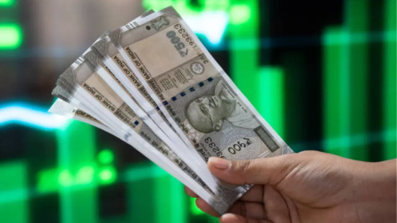 टीममध्ये तणाव निर्माण होऊ शकतो : पगाराविषयी चर्चा केल्याने टीममध्ये तणाव वाढू शकतो. यामुळे परस्पर संबंधांमध्ये दुरावा येऊ शकतो आणि सहकार्याची भावना कमी होऊ शकते. त्यामुळे अशा संवेदनशील विषयांपासून दूर राहणे गरजेचे आहे.