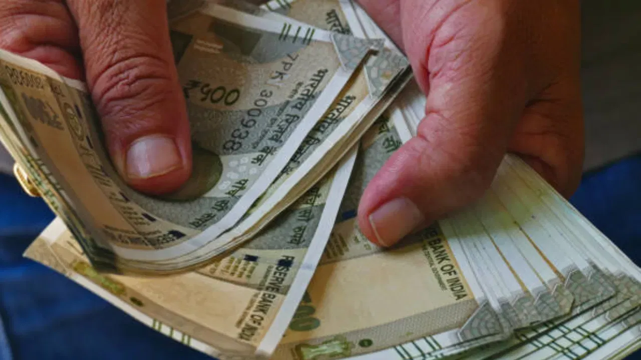 तुलना होण्याची शक्यता : एकाच ऑफिसमध्ये काम करणाऱ्या लोकांचे पगार वेगवेगळे असू शकतात. अशावेळी हा प्रश्न आणि त्याचे उत्तर तुलना निर्माण करू शकते. त्यामुळे कर्मचाऱ्यांच्या मनात असमाधान, न्यूनगंड किंवा राग निर्माण होऊ शकतो, ज्याचा कामाच्या वातावरणावर वाईट परिणाम होऊ शकतो.