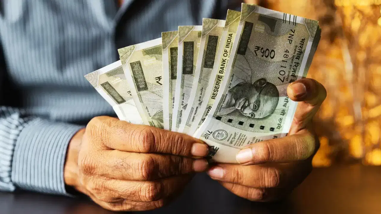 पगार ही वैयक्तिक माहिती : जसे कोणी आपले बँक डिटेल्स किंवा वैयक्तिक खर्च इतरांसोबत शेअर करत नाही, तसेच पगार देखील वैयक्तिक बाब मानली जाते. विनाकारण किंवा परवानगीशिवाय याबाबत विचारणे हे एखाद्याच्या गोपनीयतेत हस्तक्षेप मानले जाऊ शकते.