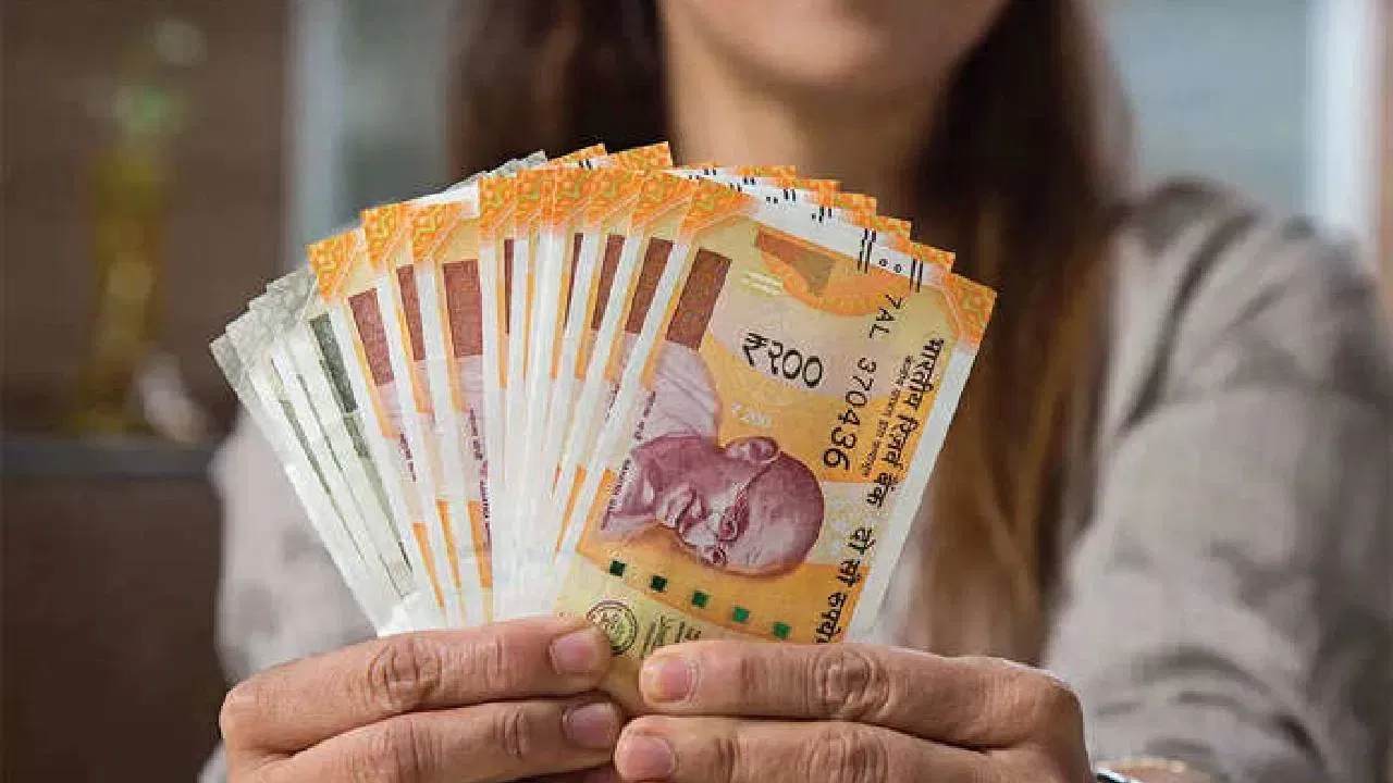 अप्रोफेशनल : एखाद्याला त्याचा पगार विचारणे अनेकदा अप्रोफेशनल मानले जाते. समोरच्या व्यक्तीला असे वाटू शकते की तुम्हाला काम करण्यापेक्षा फक्त पैशांमध्येच रस आहे. यामुळे तुमच्या प्रतिमेवर नकारात्मक परिणाम होऊ शकतो.