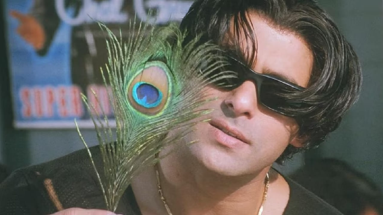 ‘राधे’ या हटके आणि भावनिक भूमिकेत त्याने केलेला अभिनय, तसेच त्याची खास हेअरस्टाइल त्या काळात प्रचंड लोकप्रिय झाली होती. चित्रपटात भूमिका चावलाने साकारलेली ‘निर्जरा’ ही साधी, निरागस मुलगीही प्रेक्षकांच्या पसंतीस उतरली.