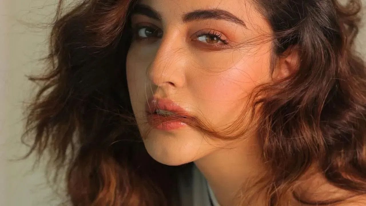  समरीन कौर ही पंजाबी इंडस्ट्रीतील एक उदयोन्मुख अभिनेत्री असून स्वतःचे स्थान निर्माण करत आहे. तिने अनेक म्युझिक अल्बमसह विविध प्रोजेक्टमध्ये काम केले आहे.तिने कमी कालावधीत इंडस्ट्रीमध्ये लोकप्रियता मिळवली आहे. (फोटो सौजन्य- गूगल)