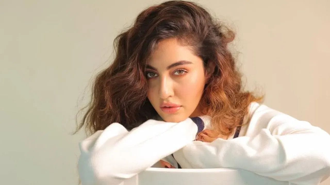  विशेष म्हणजे, समरीन कौर अभिनेता रणवीर सिंग याच्या '83' या चित्रपटातही चमकली होती. १९८३ च्या क्रिकेट विश्वचषकातील भारताच्या ऐतिहासिक विजयावर आधारित असलेल्या या चित्रपटात तिने एका क्रिकेटपटूच्या होणाऱ्या पत्नीची भूमिका साकारली होती. (फोटो सौजन्य-गूगल)