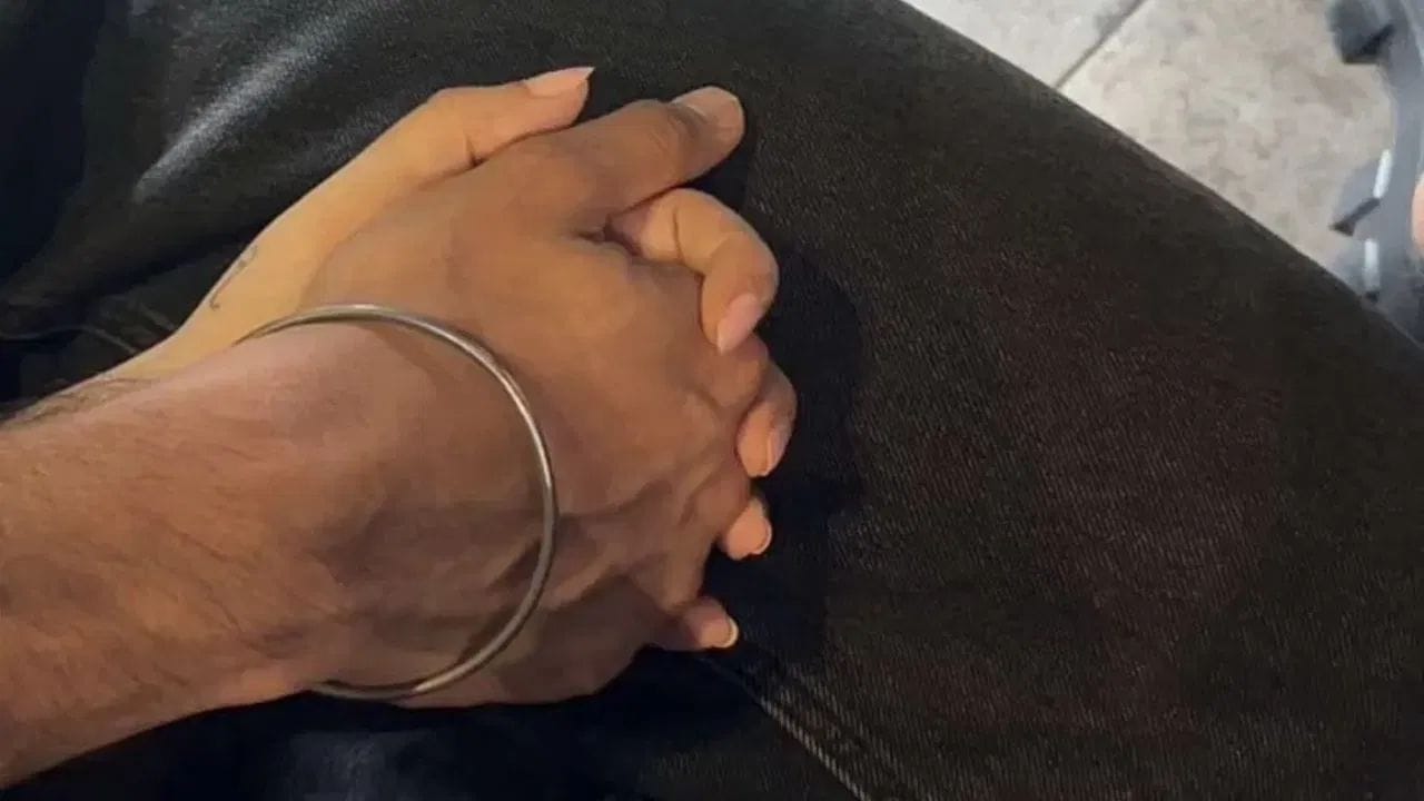 अर्शदीप सिंग किंवा समरीन कौर या दोघांनीही या आपल्या नात्याबद्दल कोणतेही अधिकृत विधान केलेले नसले तरी, व्हायरल फोटो समोर आल्यापासून ते दोघे एकमेकांना डेट करत असल्याच्या बातम्या सोशल मीडियावर ट्रेंड करत आहेत. (फोटो सौजन्य-गूगल)