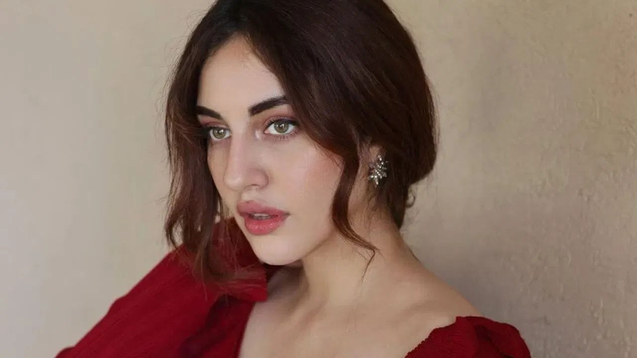 सोशल मीडियावर अशी चर्चा सुरु आहे की ती 'मिस्ट्री गर्ल' पंजाबी अभिनेत्री ( Samreen Kaur ) समरीन कौर असू शकते. अनेक युजरनी असा दावा केला की, त्या रहस्यमय मुलीच्या हातावर फोटोमध्ये समरीनच्या हातावर दिसणाऱ्या टॅटूसारखाच टॅटू होता, त्यामुळे या अफवांना आणखी बळ मिळाले. (फोटो सौजन्य-गूगल)