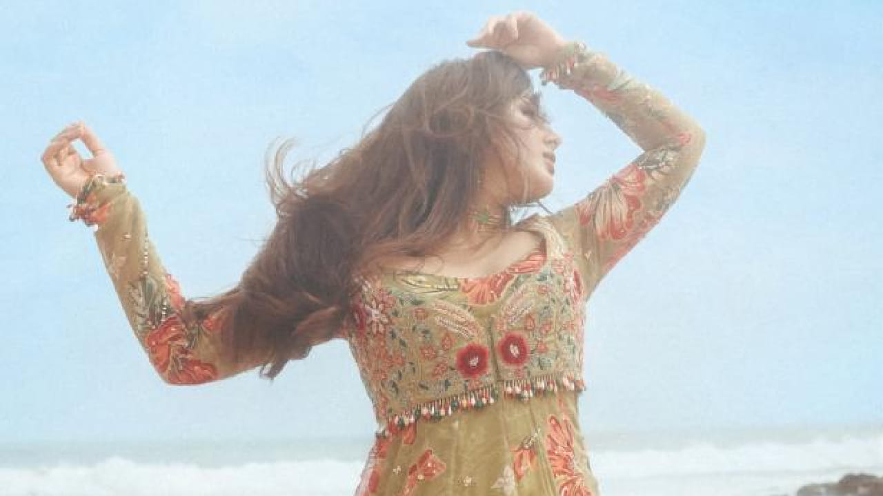 एका फोटोग्राफरच्या नजरेत तो फोटो भरला आणि त्यानंतर संयुक्ताला एका प्रसिद्ध मासिकाच्या कव्हर पेजसाठी फोटोशूटची संधी मिळाली. याच फोटोमुळे एका चित्रपट निर्मात्याचे लक्ष तिच्याकडे गेले आणि कोणतीही ऑडिशन न देता तिला थेट पहिल्या चित्रपटाची ऑफर मिळाली. अशा प्रकारे संयुक्ताचा अभिनय प्रवास सुरू झाला.