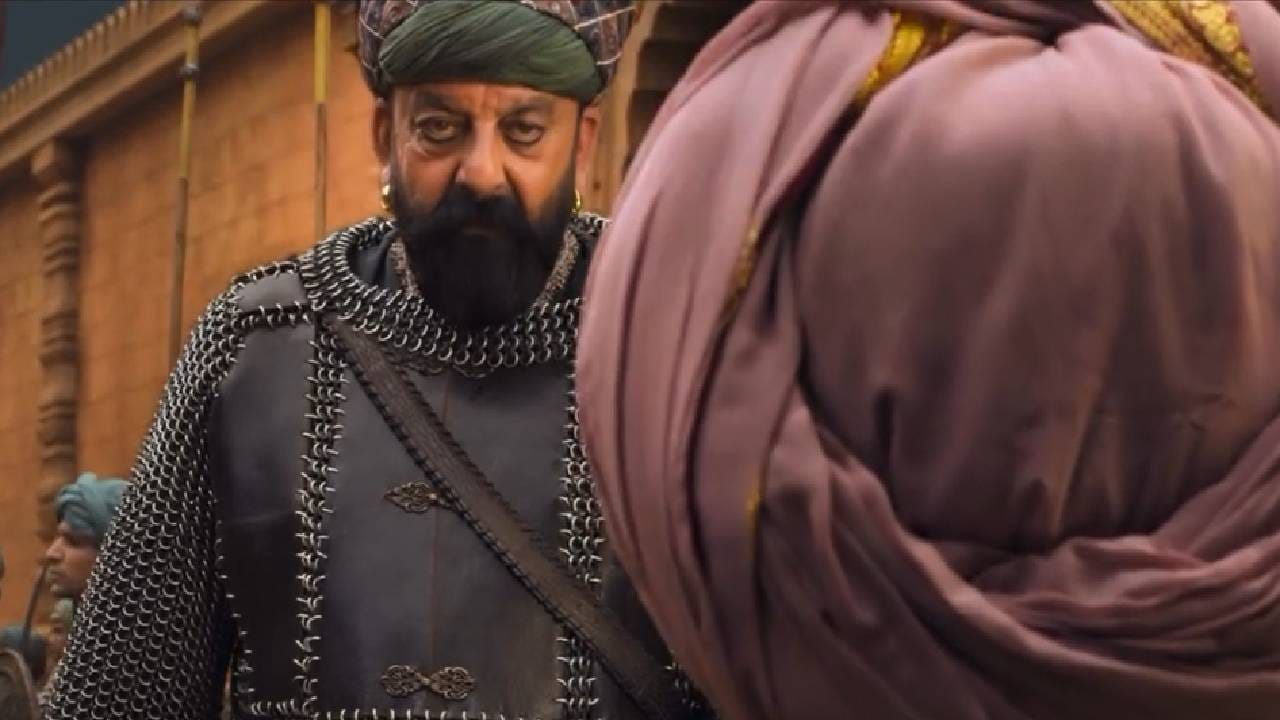 अभिनेता संजय दत्तच्या भूमिकेवर काहींनी नाराजी व्यक्त केली आहे. संजय दत्त प्रत्येक भूमिकेत एकसारखाच अभिनय करतो. त्यात काही वेगळेपण दिसत नाही, असं नेटकऱ्यांनी म्हटलं आहे. या चित्रपटातही तो खलनायकाच्या भूमिकेत आहे.