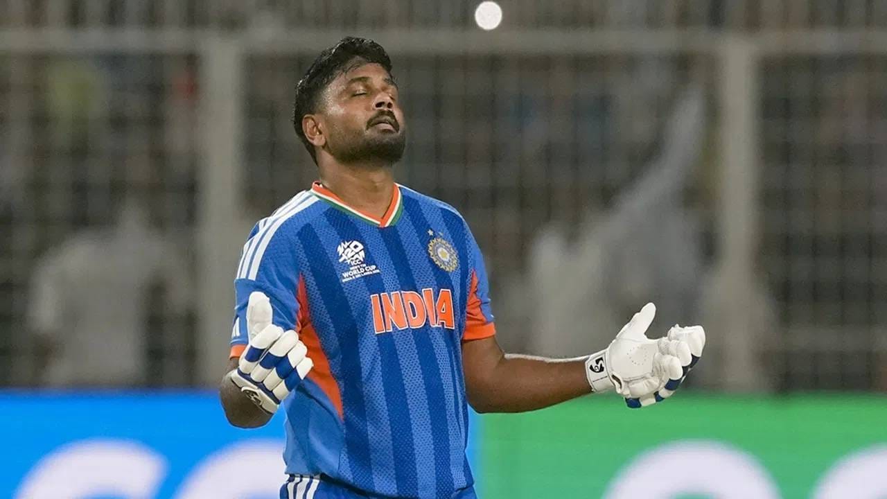 संजू सॅमसनने टी20 वर्ल्ड कपच्या पाच सामन्यात 80.2 च्या सरासरीने 321 धावा केल्या. संजूने टी 20 वर्ल्ड कपच्या सेमीफायनलमध्ये अर्धशतक फटकावून टीम इंडियाला विजय मिळवून दिला. त्यामुळे तो जसप्रीत बुमराहवर भारी पडला.