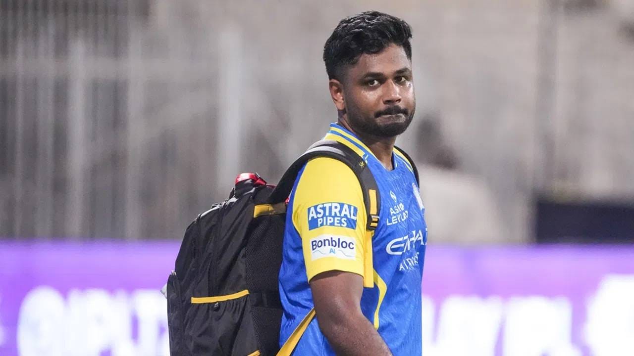 भारताला टी20 वर्ल्ड कप 2026 मध्ये चॅम्पियन बनवणाऱ्या संजू सॅमसनला आयसीसीने एक खास पुरस्कार देऊन सन्मानित केलं आहे. आयसीसीने मार्च महिन्यासाठी संजू सॅमसनची बेस्ट आयसीसी प्लेयर म्हणून निवड केली आहे. खास बाब म्हणजे संजू सॅमसनने जसप्रीत बुमराहवर मात केलीय.