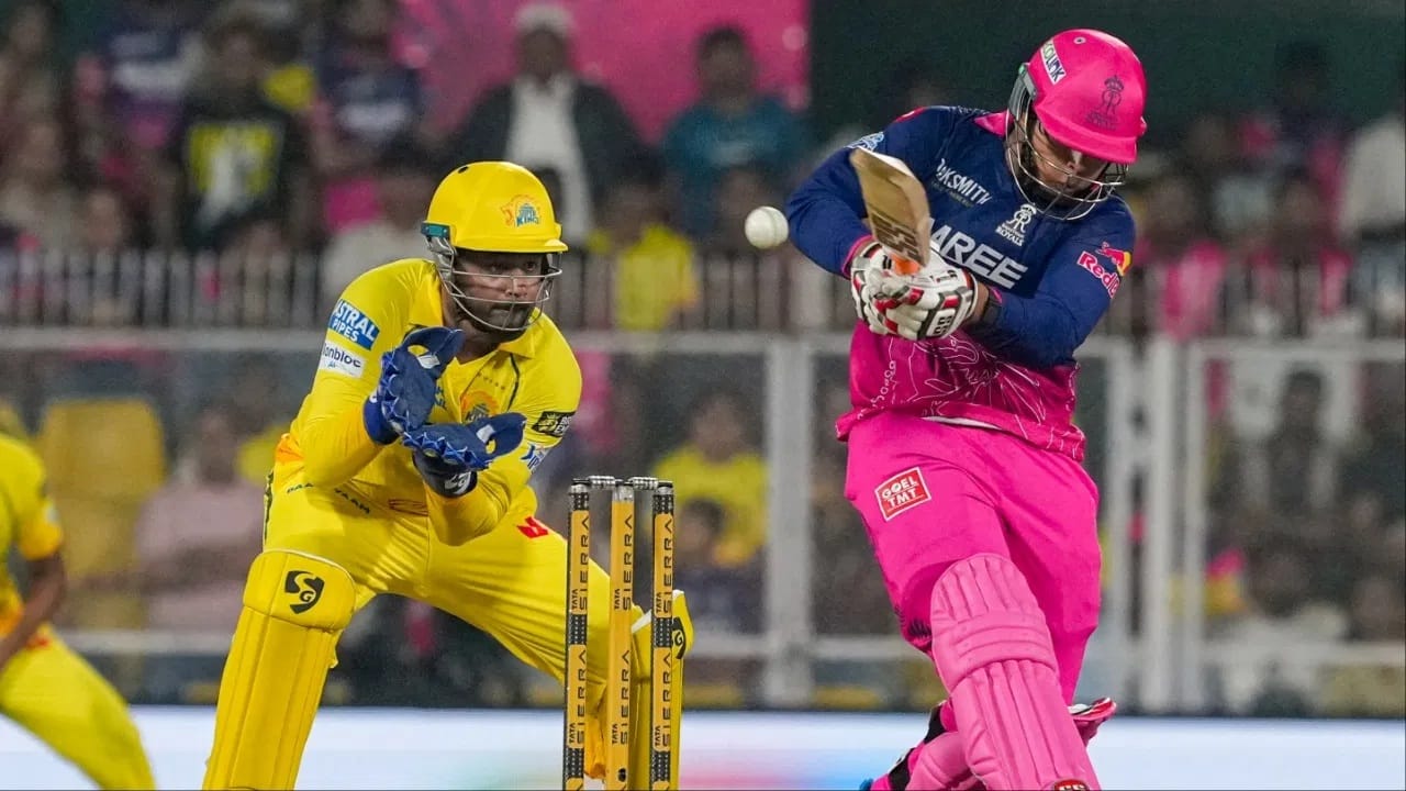 वैभवने आतापर्यंत टी 20 कारकीर्दीत एकूण 68 षटकार लगावले आहेत. वैभवने या 68 पैकी 30 षटकार हे  आयपीएल स्पर्धेत ठोकले आहेत. त्यामुळे आता  1 सिक्स लगावताच वैभव 18 वर्षांपर्यंत टी 20 क्रिकेटमध्ये सर्वाधिक षटकार लगावणारा फलंदाज ठरेल. (Photo Credit: PTI)