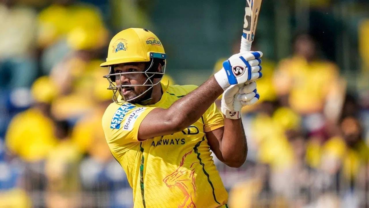 आयपीएल 2026 स्पर्धेपूर्वी संजू सॅमसन चेन्नई सुपर किंग्सच्या गोटात सहभागी झाला. चेन्नई संघात रूजू होताच चर्चांना उधाण आलं होतं. पण या स्पर्धेच्या सुरूवातीला काही खास करू शकला नाही. त्यामुळे टीकाकारांनी त्याचावर निशाणा साधला. पण त्यानंतर त्याला सूर गवसला आणि त्याने धावांचा वर्षाव केला. (Photo: PTI)