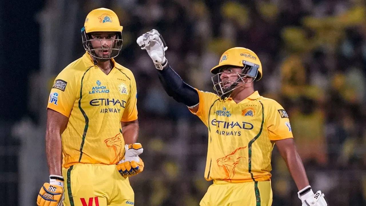 IPL 2026: भावाच्या संघाला सरफराज खानने वडिलासमोर धुतला, 12 चेंडूत 266 च्या स्ट्राईकने धावा