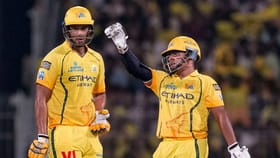 IPL 2026: भावाच्या संघाला सरफराज खानने वडिलासमोर धुतला.