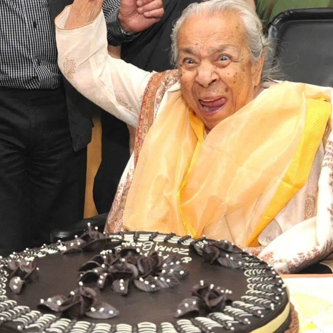 जोहरा सेहगल यांचं निधन झालं, तेव्हा त्या 102 वर्षांच्या होत्या. बॉलिवूडमध्ये कदाचितच इतकं आयुष्य कोणाला मिळालं असेल. 2007 साली वयाच्या 95 व्या वर्षी त्यांनी अखेरच्या चित्रपटात काम केलं. या चित्रपटाचं नाव होतं सांवरिया. रणबीर कपूरने या चित्रपटापासून आपल्या करियरची सुरुवात केली. 