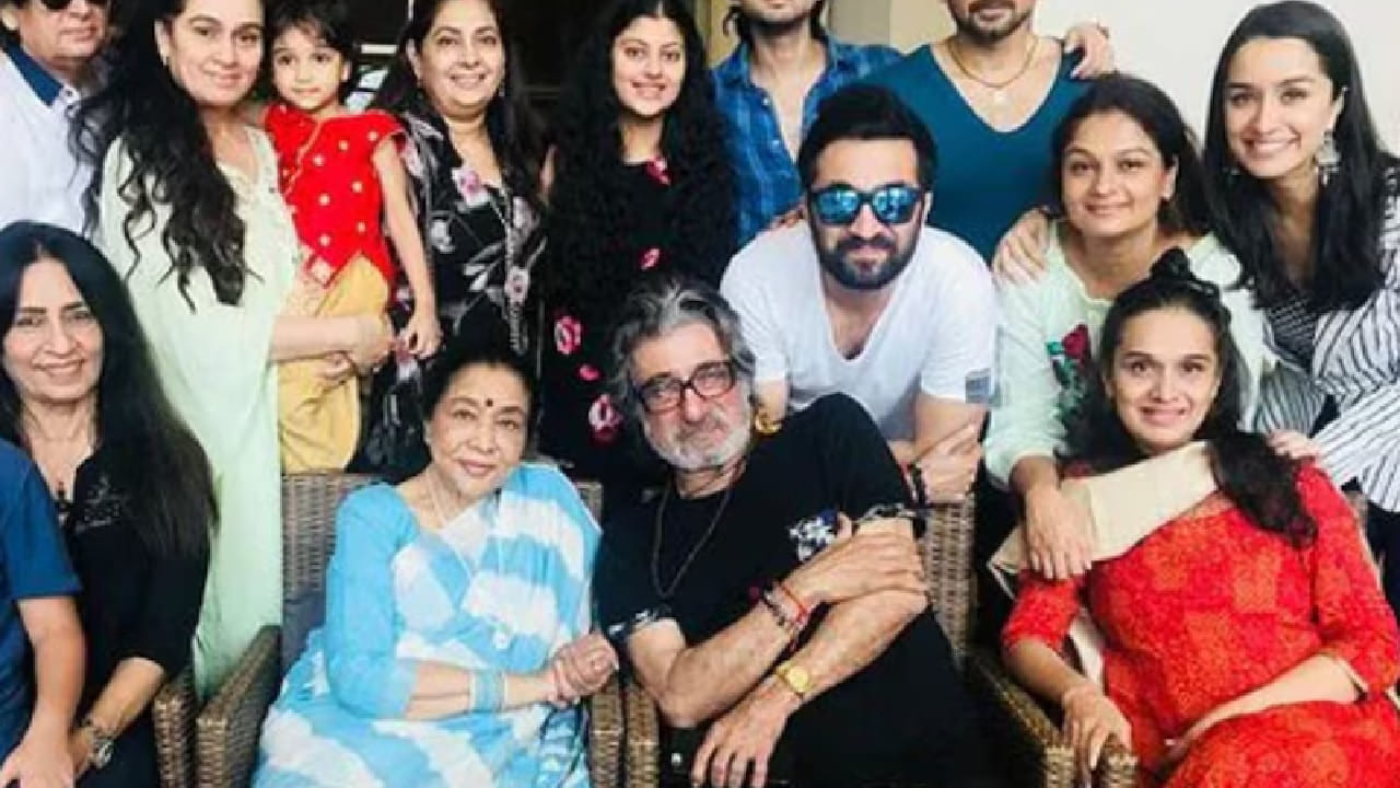 त्यांची पत्नी शिवांगी कोल्हापुरे या आशा भोसले यांच्या भाची (नातेवाईक) आहेत. त्यामुळे शक्ती कपूर हे आशा भोसले यांचे जावई नात्याने जोडले जातात. या कुटुंबातील पुढील पिढीत श्रद्धा कपूर हे एक मोठं नाव आहे. 