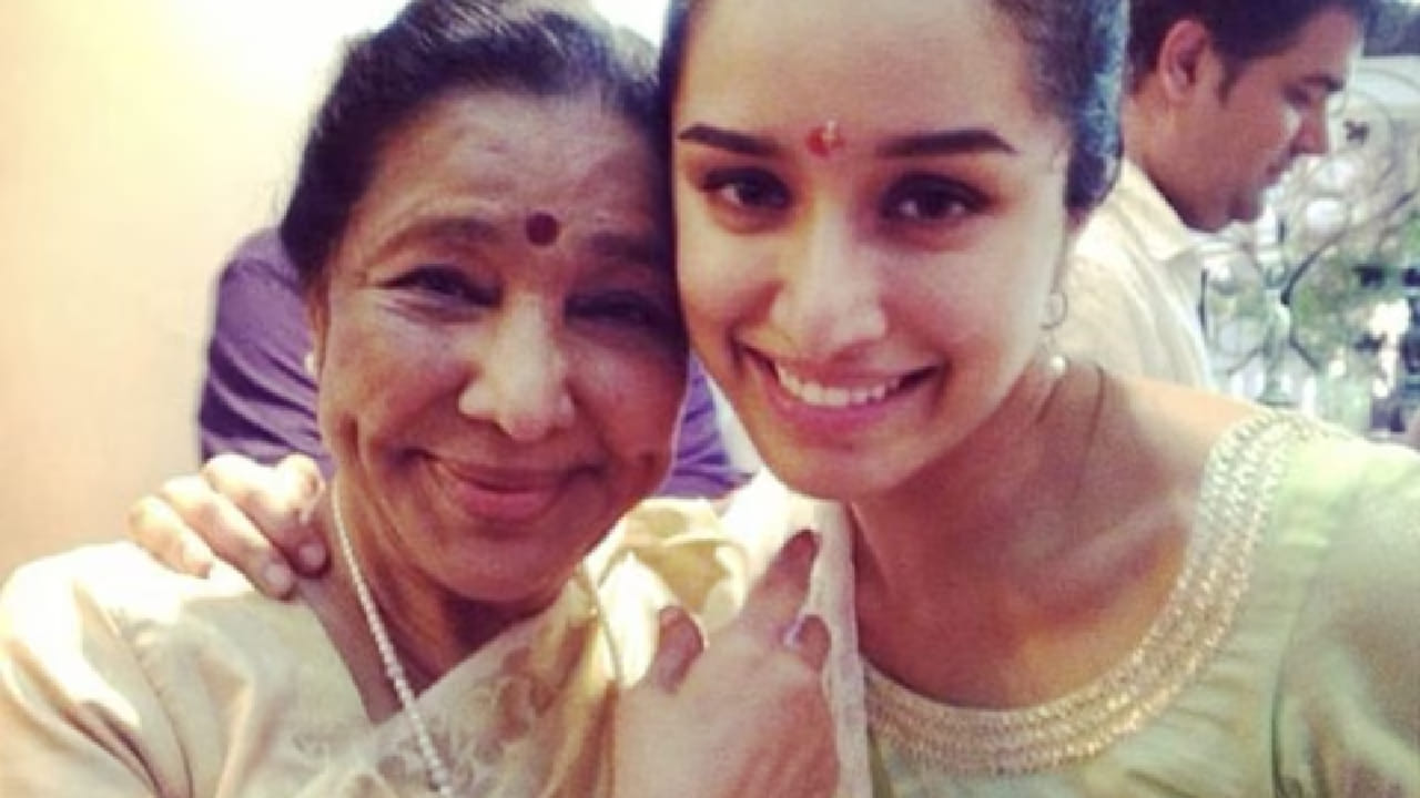 आशा भोसले यांच्या कुटुंबात संगीत आणि अभिनयाची परंपरा पिढ्यान्‌पिढ्या चालत आलेली आहे. या कुटुंबात विविध क्षेत्रांमध्ये काम करणारे कलाकार असल्यामुळे ते केवळ प्रतिभेसाठीच नाही तर विविधतेसाठीही ओळखले जाते.