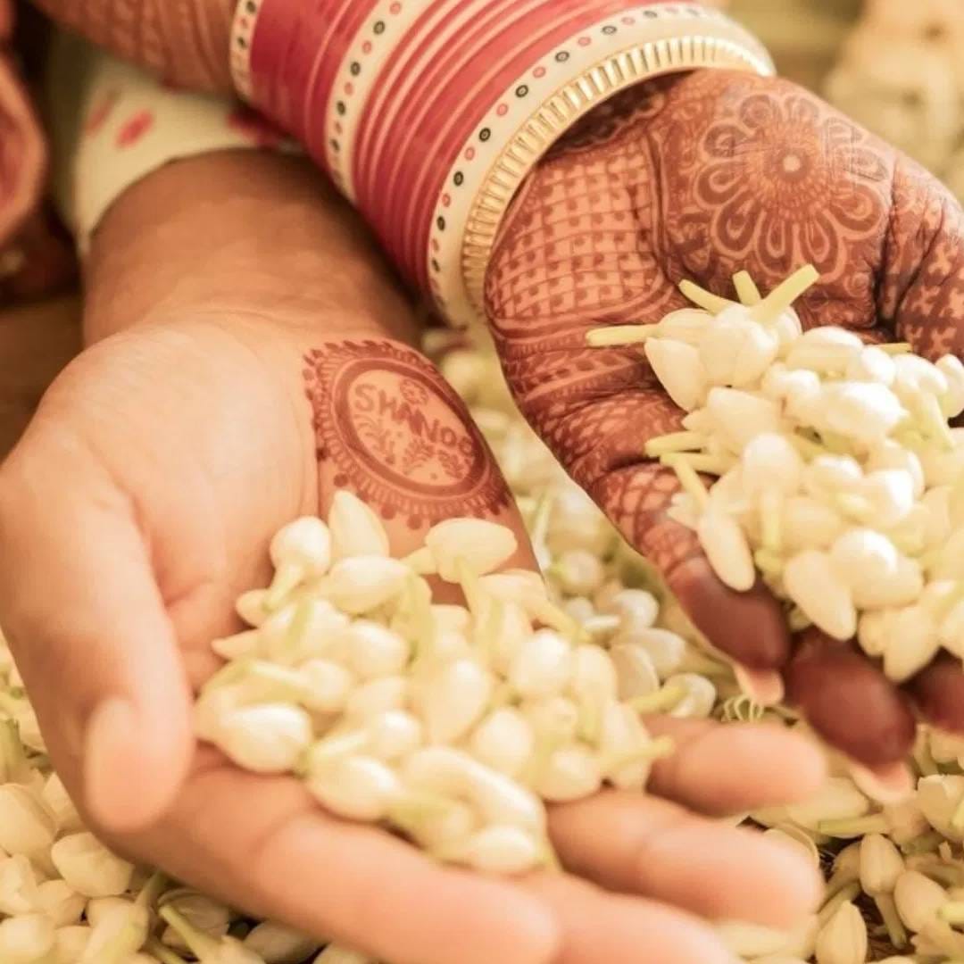  देवाच्या कृपेने मला असा व्यक्ती मिळालाय, ज्याच्यासोबत मी आयुष्यात पुढे वाटचाल करणार आहे. आपल्या कुटुंबाचा आशीर्वाद आणि जवळच्या मित्र परिवाराचं प्रेम. आज सकाळी मी माझं नातं ऑफिशियल केलं. वेडिंग सेलीब्रेशन आता पुढे होईल असं शानूने लिहिलं आहे.