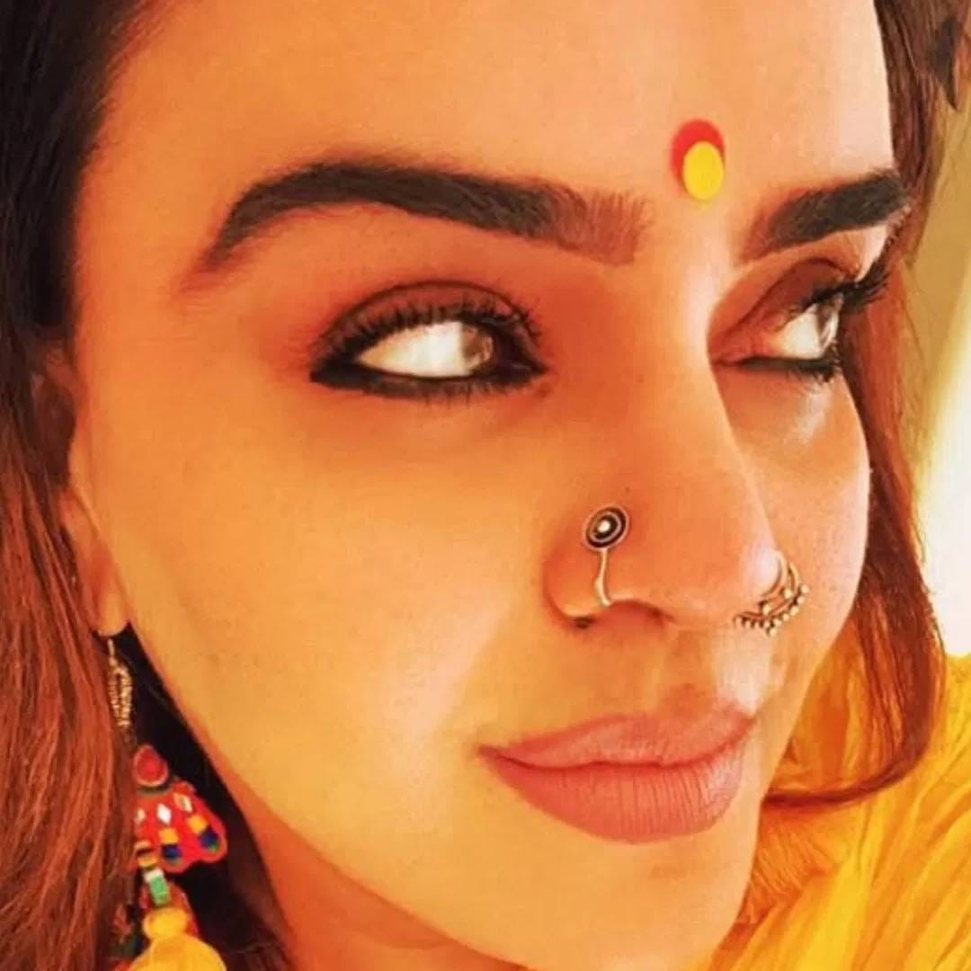 दीर्घकाळापासून चित्रपट सृष्टीत काम करणारी आणि यश राज फिल्मसमध्ये कास्टिंग डायरेक्टर राहिलेल्या शानू शर्माने लग्न केलं आहे. तिने इन्स्टाग्रामवरुन लग्न केल्याची माहिती दिली आहे. तिने नवऱ्याबद्दल फार काही कळू दिलेलं नाही. 