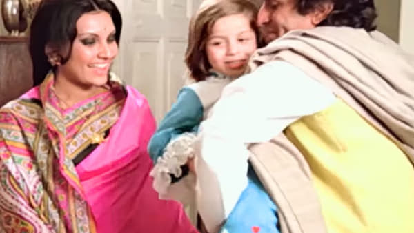 हिंदी चित्रपटसृष्टीत मुलांसाठी बनलेली अनेक गाणी आजही पिढ्यान्पिढ्या ऐकली जातात. अशीच एक गोड, भावनिक आणि कायम लक्षात राहणारी लोरी म्हणजे लल्ला लल्ला लोरी दूध की कटोरी. तब्बल 49 वर्षांपासून हे गाणं लहानांपासून मोठ्यांपर्यंत सगळ्यांचंच आवडतं राहिलं आहे.