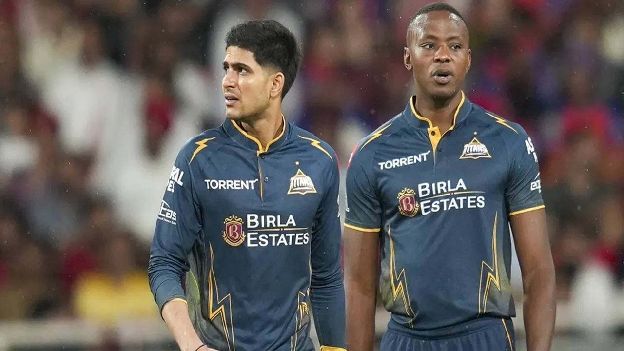 आयपीएल स्पर्धेतील मागच्या पाच वर्षांची आकडेवारी काढली तर झेल पकडण्यात गुजरात टायटन्सचा कर्णधार शुबमन गिलचं नाव येतं. या यादीत पाचव्या क्रमांकावर आहे. त्याने आयपीएल 2022 पासून आतापर्यंत 51 सामन्यात 24 झेल पकडले आहेत. तर फक्त 2 झेल ड्रॉप झाले आहेत. (Photo- PTI)