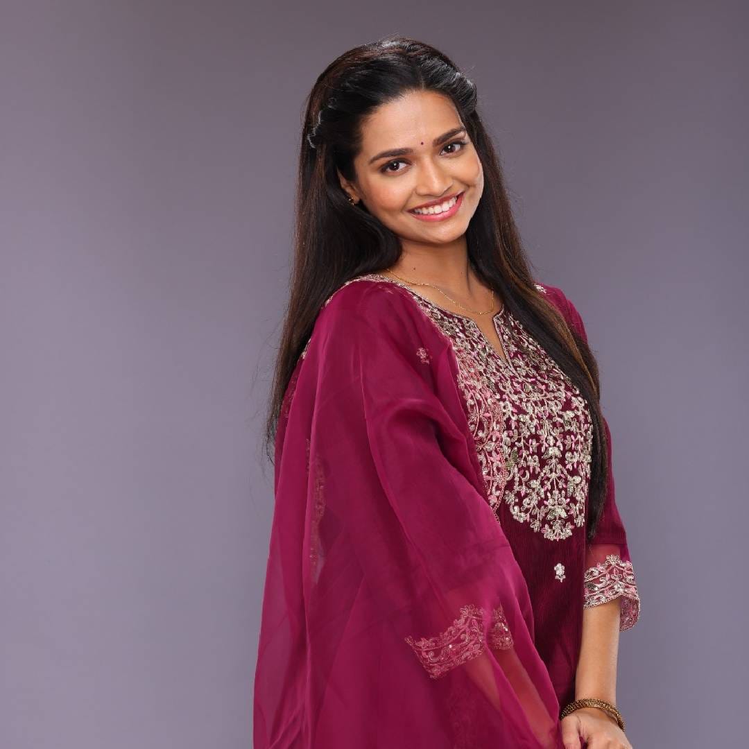 'शुभ श्रावणी'मध्ये  श्रावणी आणि शुभूच्या आयुष्यात सध्या पैशांची मोठी अडचण निर्माण झाली आहे. विश्वंभर श्रावणीकडे एक लाख रुपयांची मागणी करतो आणि अलकनंदा हा मार्ग रोखण्यासाठी सतत प्रयत्न करत आहे. मदतीसाठी श्रावणी तिची बहीण मोक्षाकडे जाते, जिथे तिची भेट शिरीष घाणेकर यांच्याशी होण्याची शक्यता निर्माण झाली आहे. कथेला खरं वळण तेव्हा मिळणार जेव्हा शुभूच्या घरी एका कार्यक्रमात शुभू आणि श्रावणी नशेत एकमेकांवर असलेल्या प्रेमाची कबुली देतात. या कबुलीमुळे त्यांच्या नात्याला आता कोणती नवी दिशा मिळणार, हे पाहणं रंजक ठरेल.
