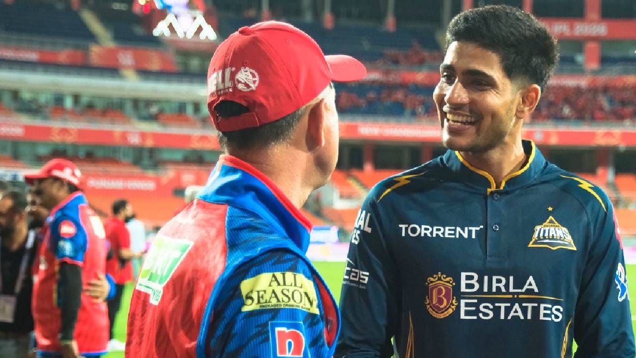 दिल्ली कॅपिटल्सविरुद्धच्या सामन्यात गिल खेळणार असल्याने आनंदाची बातमी आहे. कारण दिल्लीविरुद्ध गिलची बॅट चांगली तळपळी आहे. त्याने 16 डावांमध्ये3 अर्धशतकं ठोकली आहेत. तसेच 486 धावा केल्या आहेत. त्यामुळे गिलचं संघात असणं खूप काही आहे. (Photo- Gujarat Titans Twitter)